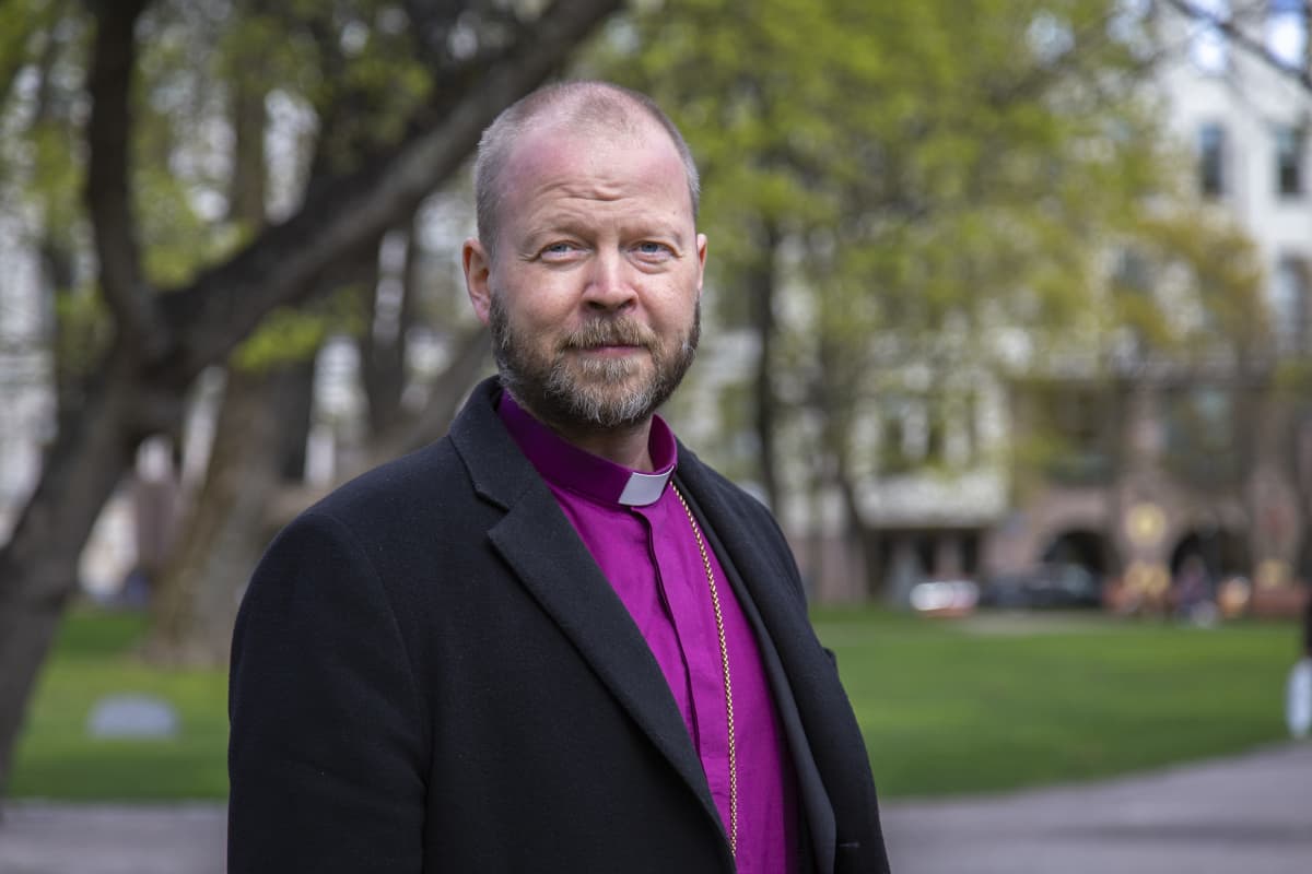 Helsingin hiippakunnan piispa Teemu Laajasalo poseeraa kameralle.