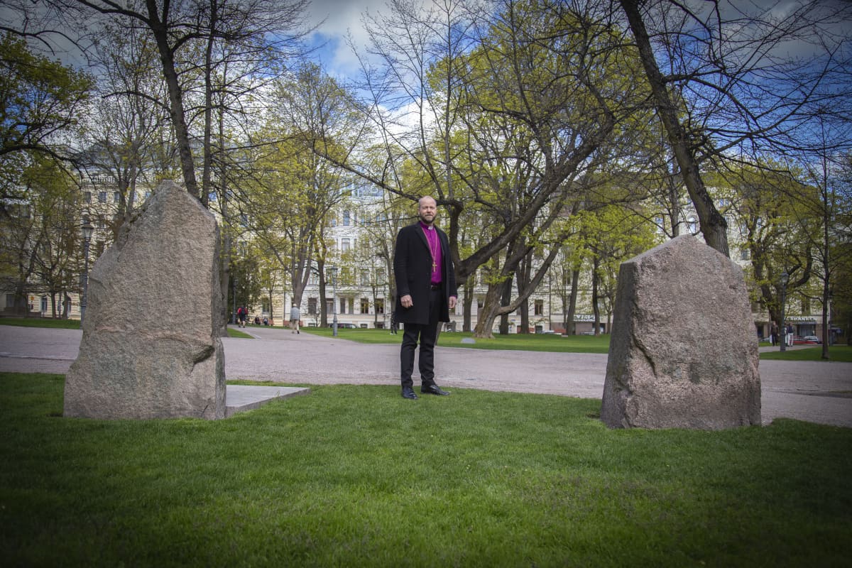 Helsingin hiippakunnan piispa Teemu Laajasalo poseeraa kameralle.