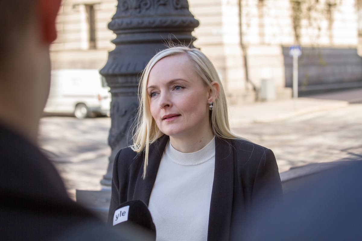 Sisäministeri Maria Ohisalo säätytalon rappusilla ennen hallituksen kokousta 19.5.2020.