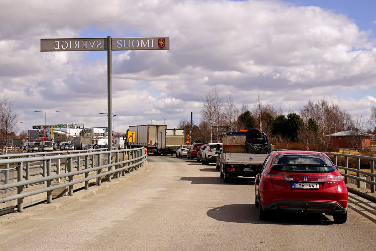 Autoja jonottamassa Suomeen Ruotsin ja Suomen rajalla Haaparanta-Torniossa toukokuussa 2020.