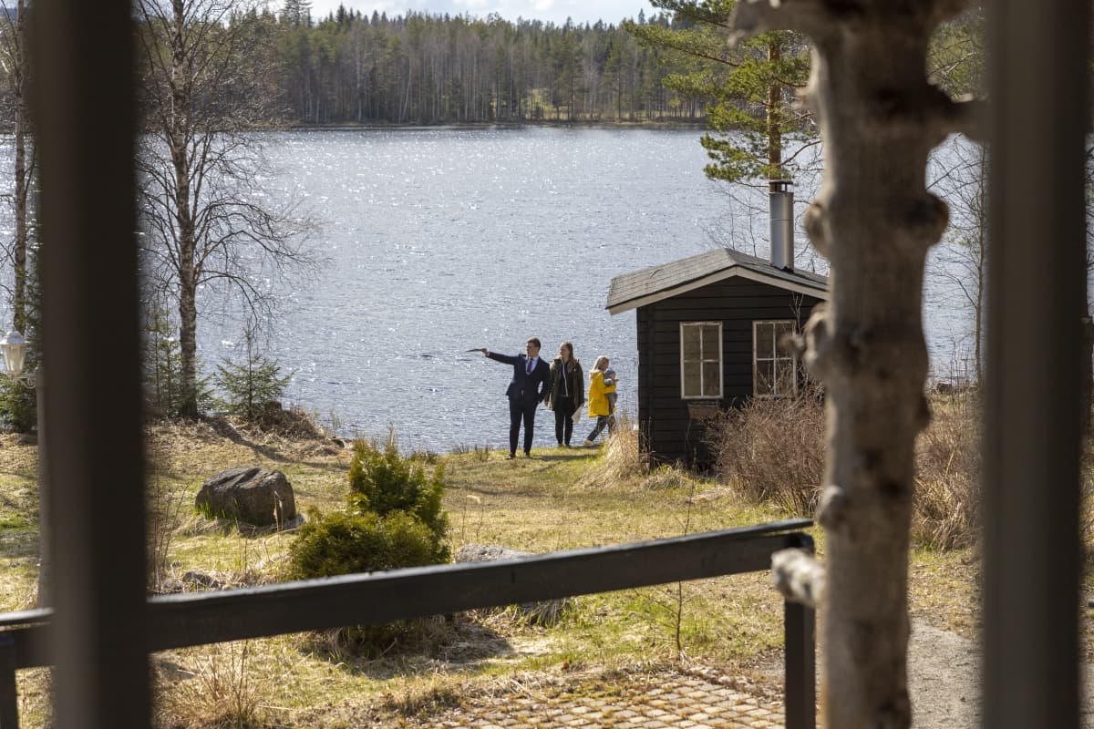 Maisema myynnissä olevan kesämökin ikkunasta järvelle.