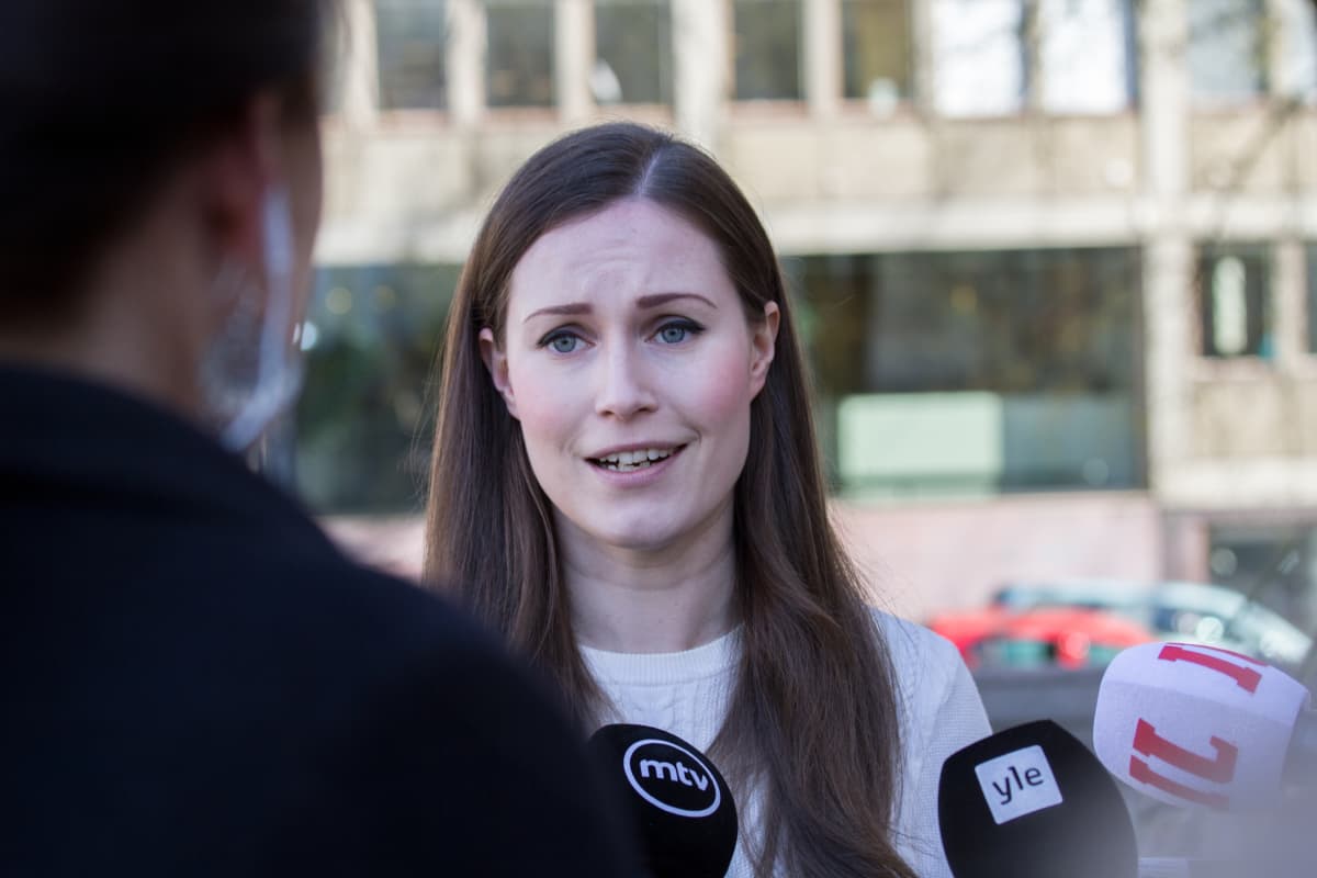 Pääministeri Sanna Marin säätytalon rappusilla ennen hallituksen kokousta 19.5.2020.