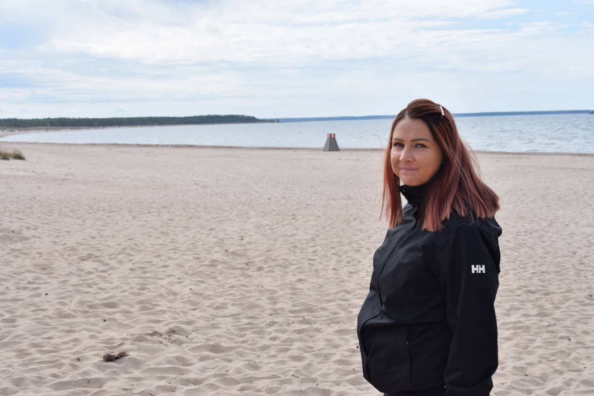 Visit Porin toimitusjohtaja Anna Kyhä-Mantere Yyterin maisemissa.