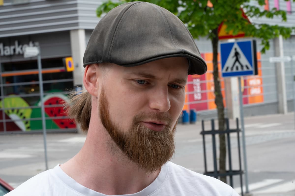 Iiro Karjalainen Vantaan Kivistössä. Karjalainen tuskailee Kivistössä palvelujen ja pysäköintipaikkojen puuttumista. Hän on pettynyt, että asuinalue on edelleen niin keskeneräinen.