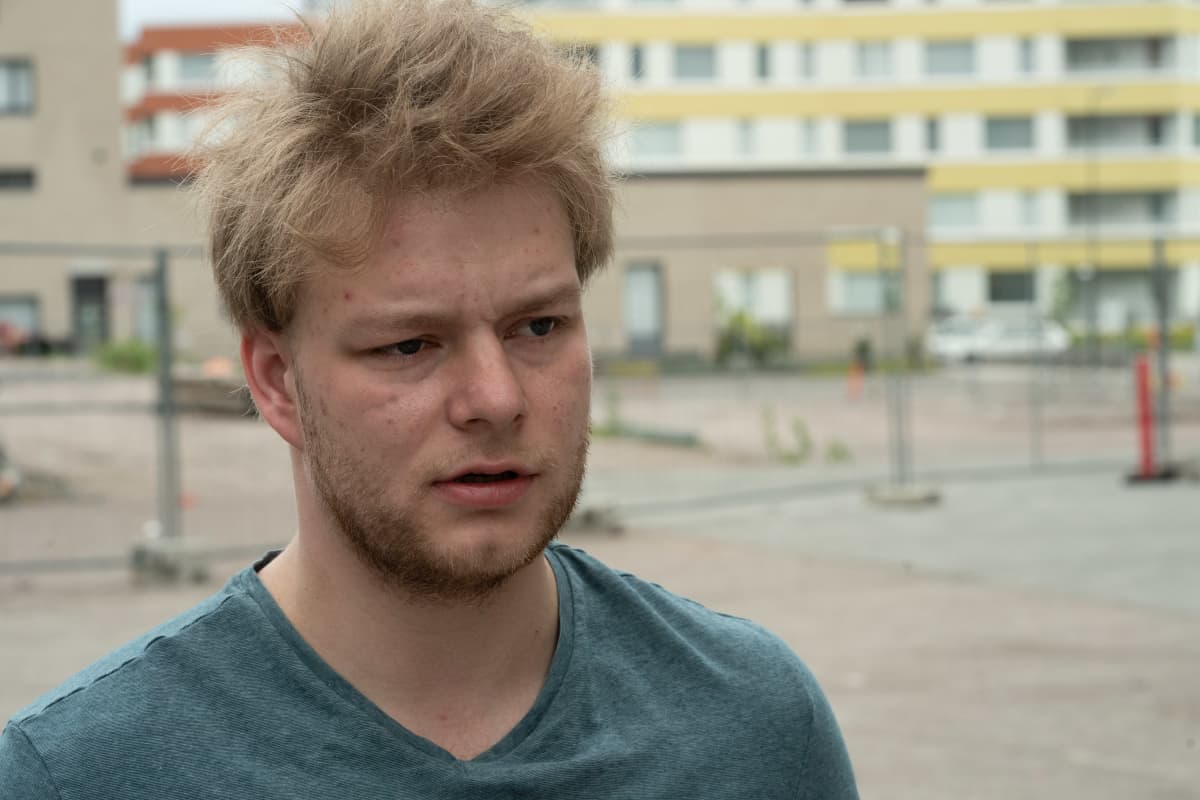 Jami Kuivasmäki Vantaan Kivistössä. Nykyisin kivistöläinen Jami Kuivasmäki kaipaa pikaisesti lisää palveluja asuinalueelleen. Hänen mukaan alueelta puuttuvat peruspalvelut kuten apteekki ja kohtuuhintainen ruokakauppa.
