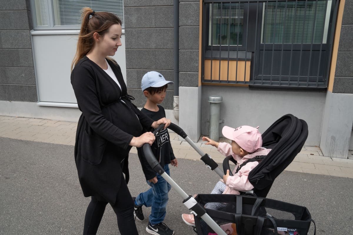 Satu Ma, lapset Jimmy ja Lily Vantaan Kivistössä. He ulkoilevat paljon eri puolilla Kivistön asuinalueella.
