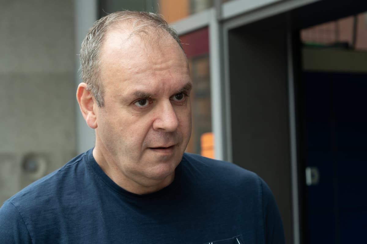 Philippe Guicheteau Vantaan Kivistössä. Philippe Guicheteau on ostanut asunnon Kivistöstä, mutta harmittelee palvelujen viipymistä. Palvelujen puuttuminen vaikuttaa hänen mukaansa myös alueen asuntojen arvoon.