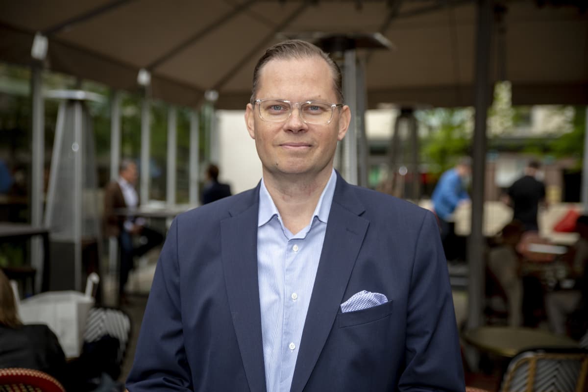NoHo Partnersin toimitusjohtaja Aku Vikström ravintola Teatterin edessä.