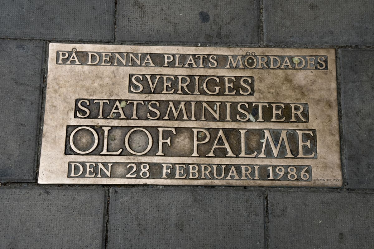 Palmen murhapaikalle kiinnitetty laatta.
