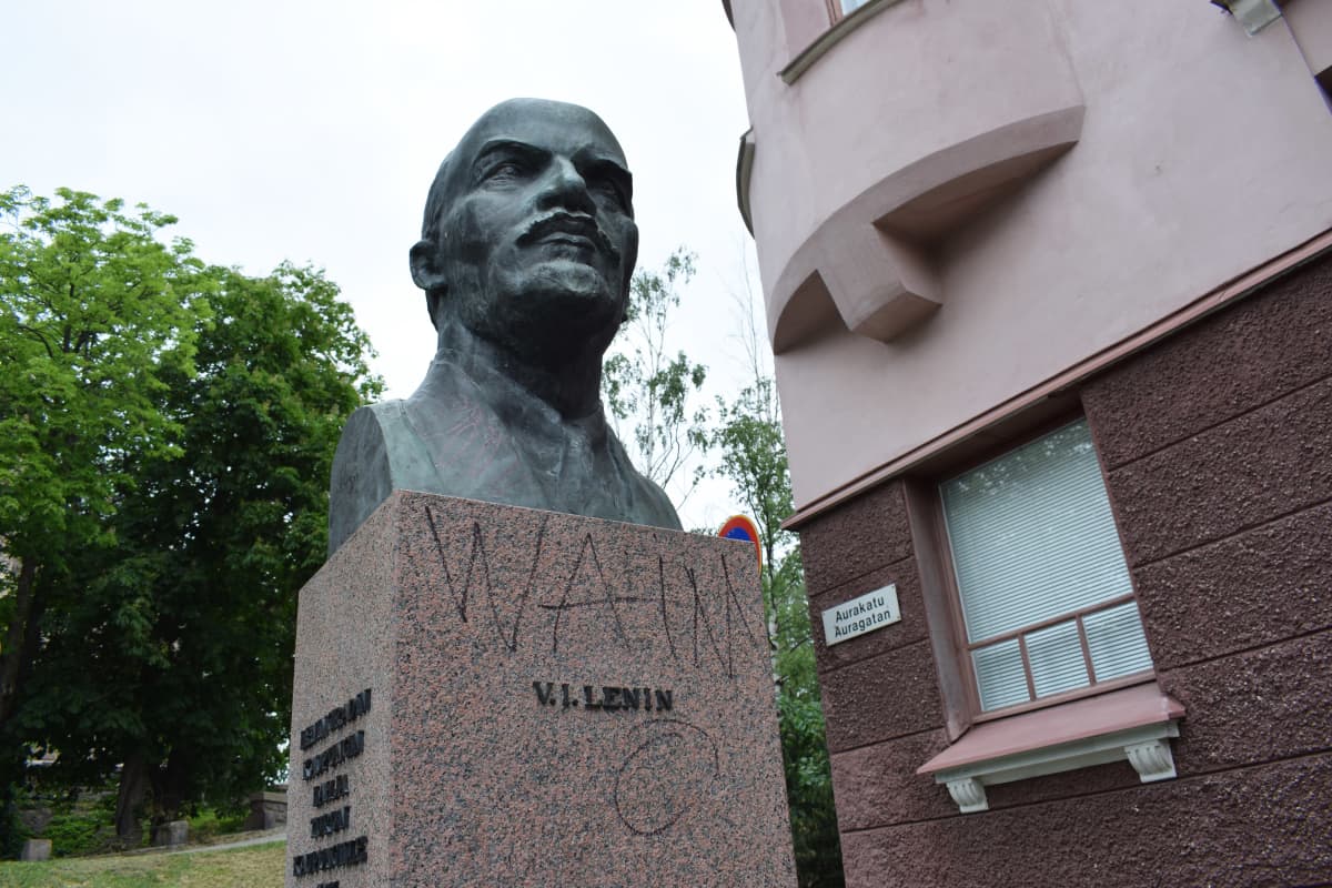 Leninin patsas Turun taidemuseonmäellä.