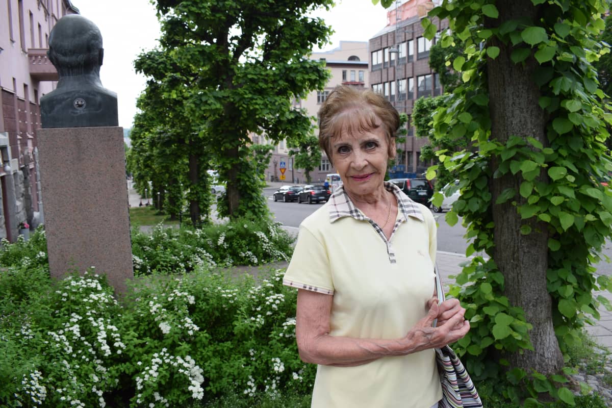 Anja Nordlund Turussa Leninin patsaan takana.