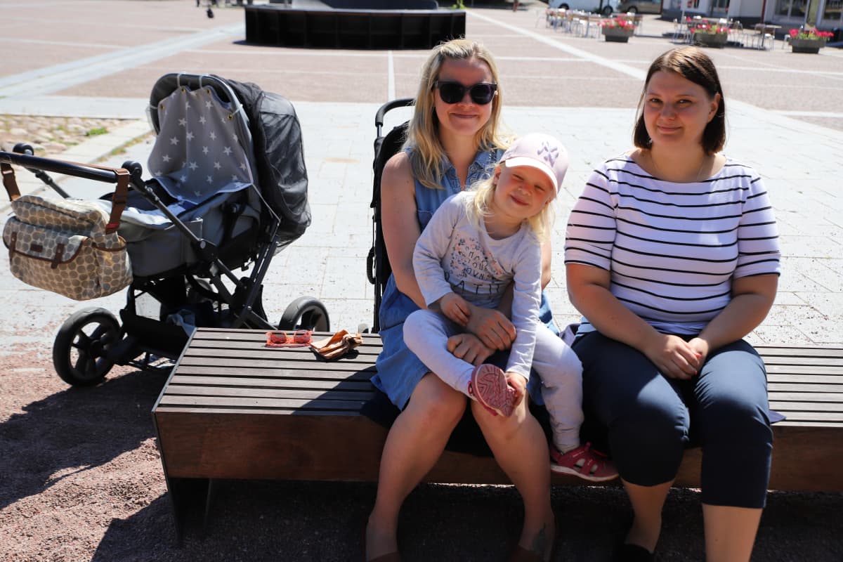 Janita Päivärinta tapasi Turusta tulleen Heidi Ihalaisen Uudessakaupungissa. Sylissä Minka Oittinen.