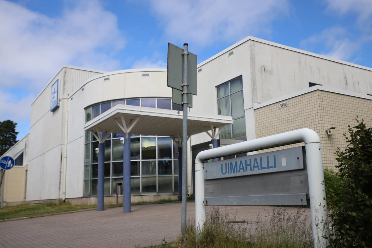 Uudenkaupungin 80-luvulla valmistunut uimahalli on yksi korvattavista rakennuksista.