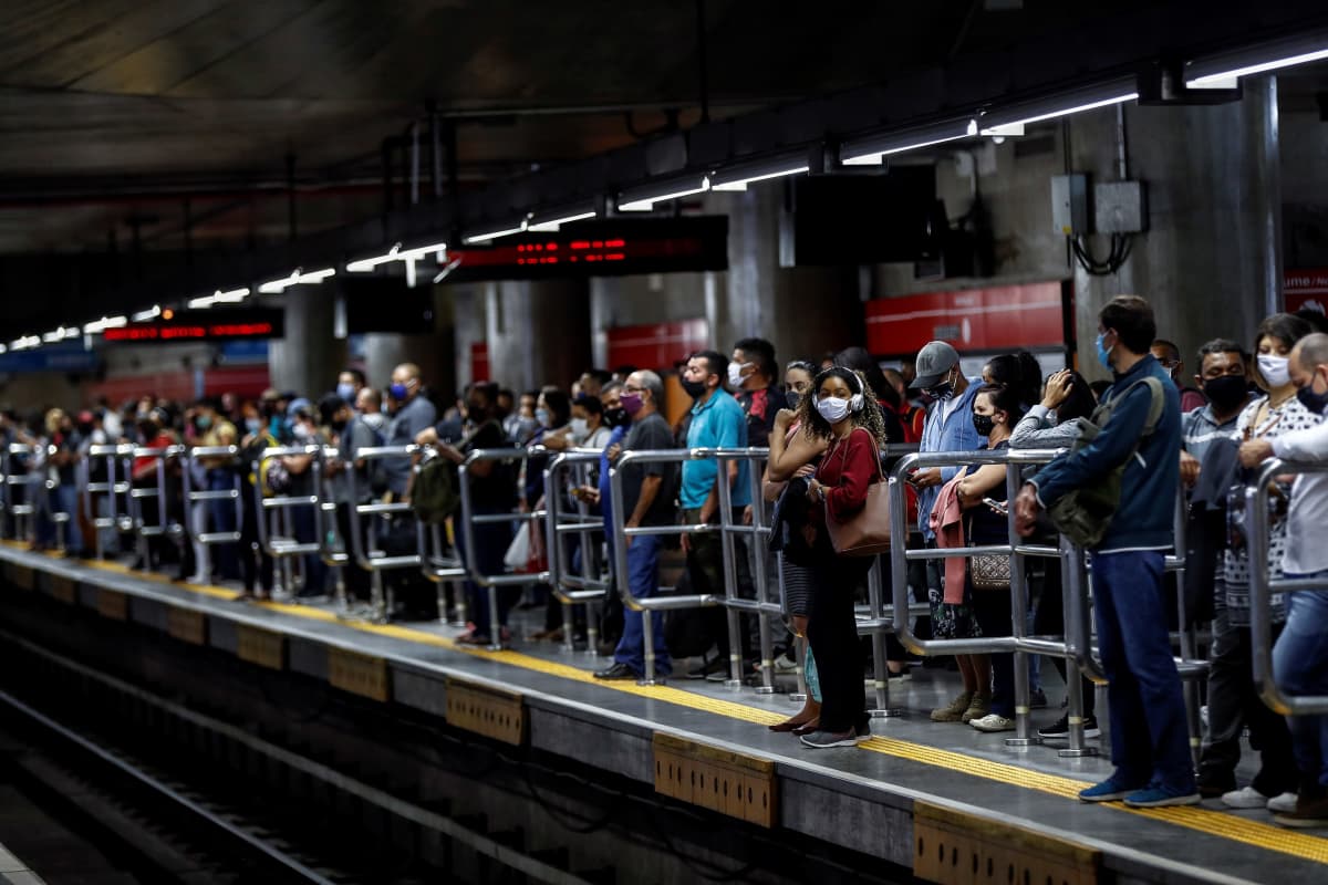 Matkustajia São Paulon Se-metroasemalla Brasiliassa 24. kesäkuuta.