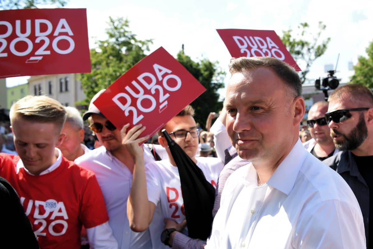 Puolan istuva presidentti Andrezj Duda tähtää toiselle kaudelle. Duda kampanjoi vielä ennen vaaleja Debicassa 10. heinäkuuta 2020.