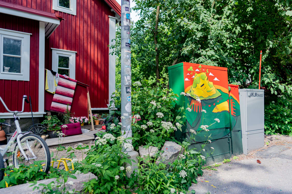 Kalevala-aiheinen sähkökaappi Käpylässä, Vipusentie 18.