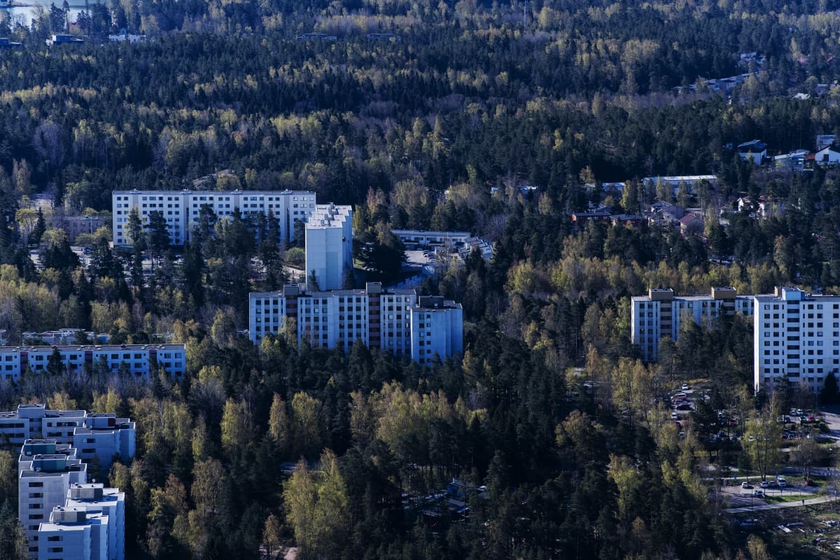 Kuvassa on kerrostaloja toukokuussa 2020.