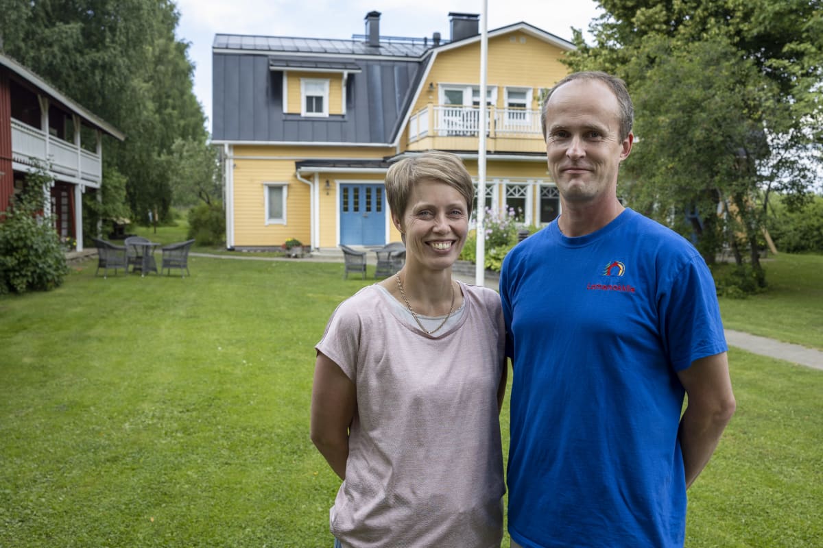 Kalle ja Laura Björn kotitalonsa pihamaalla