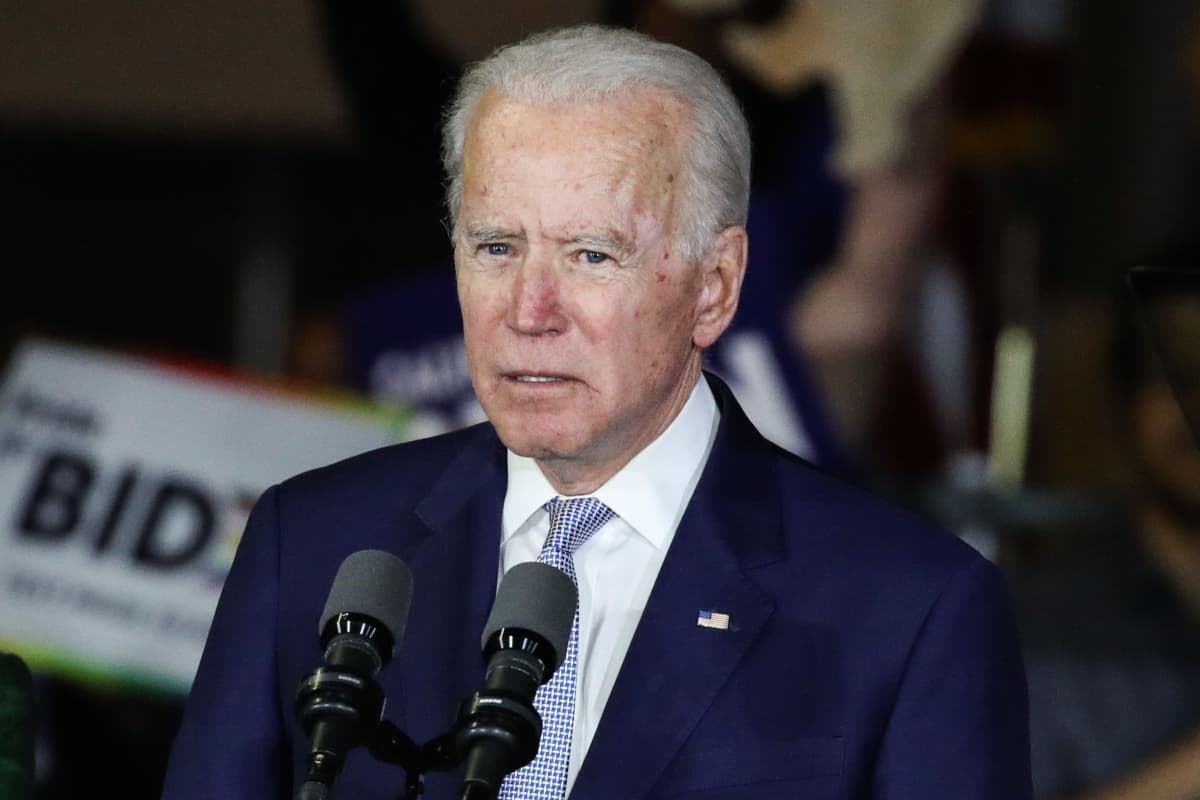 Joe Biden 9. huhtikuuta 2020. Biden katsoo suoraan kohti, ja hänen takanaan on presidenttikampanjan kannattajajoukkoja kyltteineen.