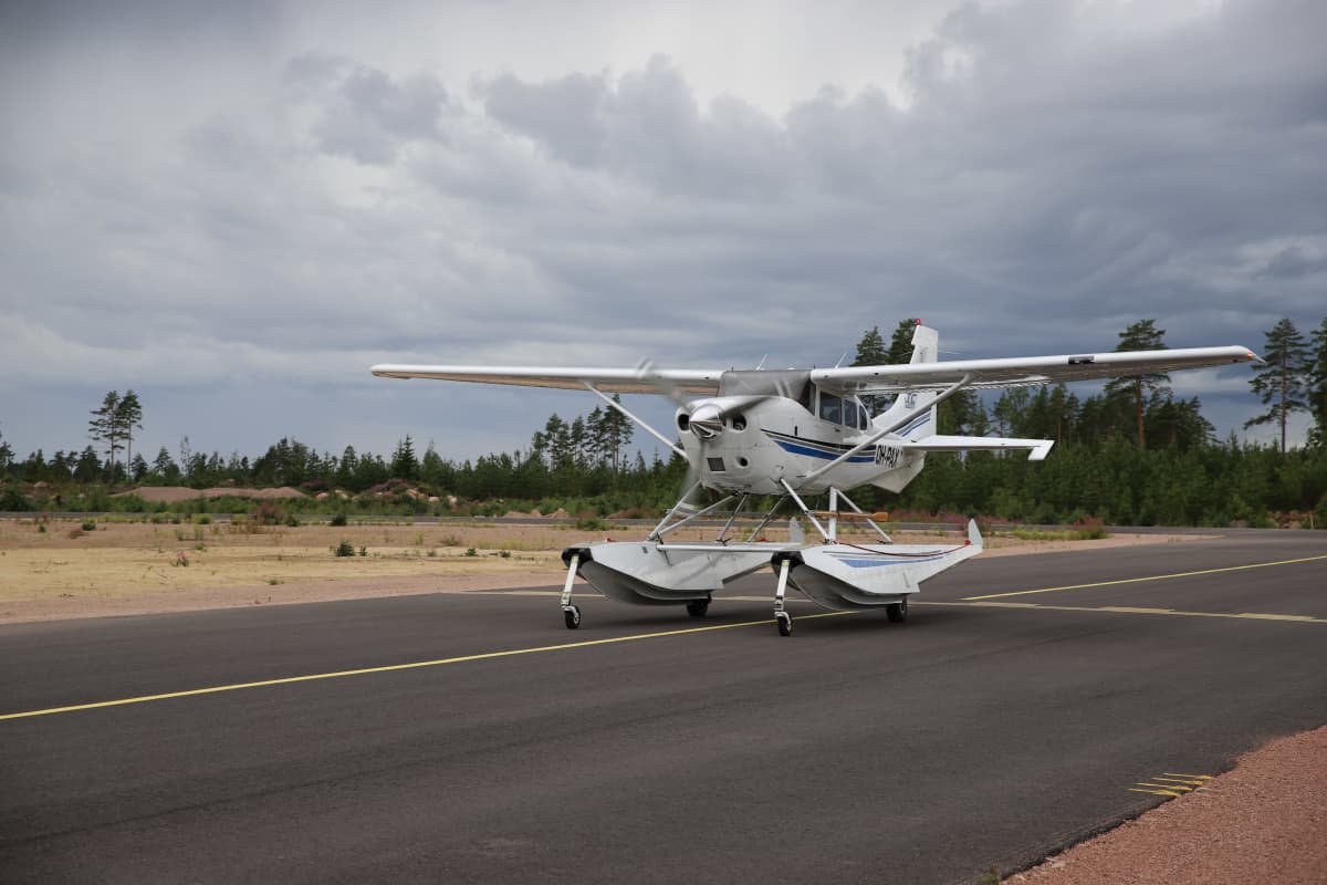 Cessna T206H lentokone Pyhtään lentokentällä.