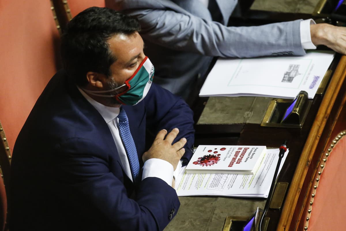 Legan johtaja Matteo Salvini istuu Italian senaatissa kasvosuojus kasvoillaan.