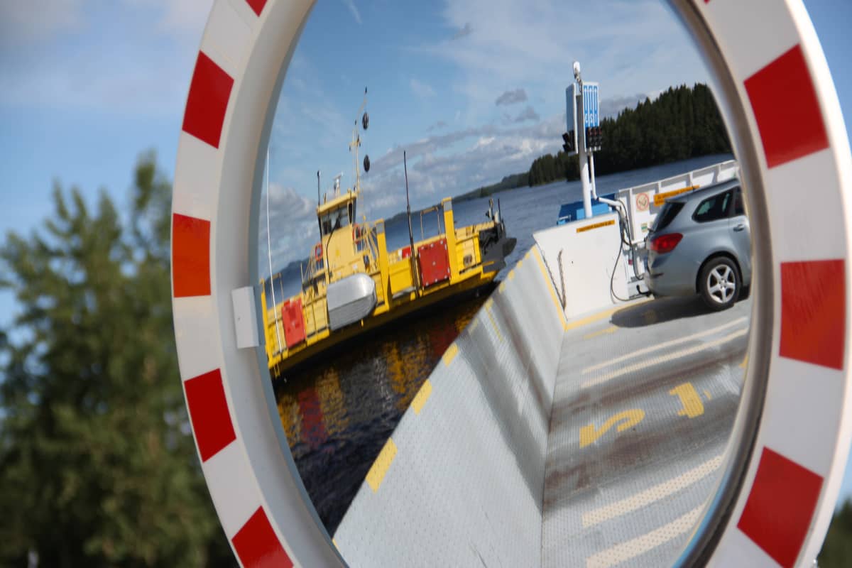 Nestori-lossin sivupeileistä heijastuu Liperin Arvinsalmen varalossi.