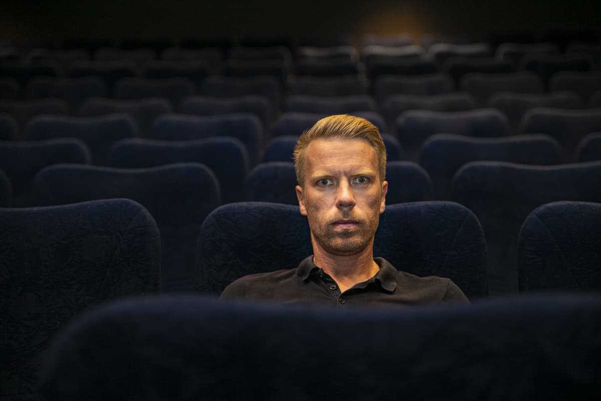 Aku Jaakkola elokuvateatterissa.