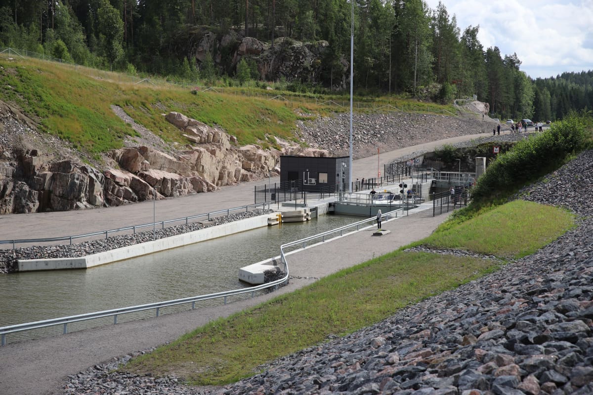 Kimolan kanava kuvattuna alueen parkkipaikalta.