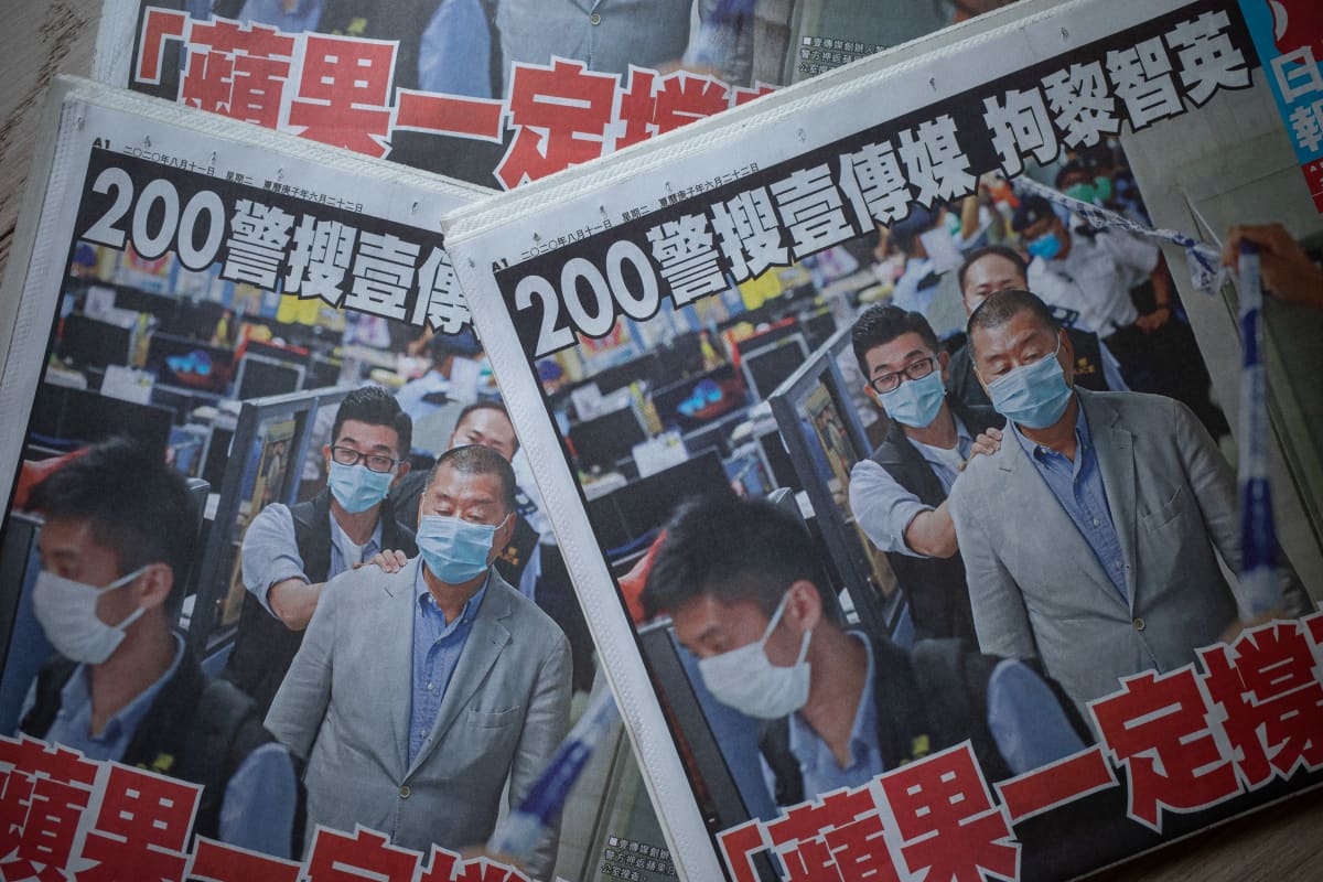 Apple Daily -lehden etusivulla kerrotaan, kuinka Jimmy Lai pidätettiin maanantaina 10.elokuuta 2020.