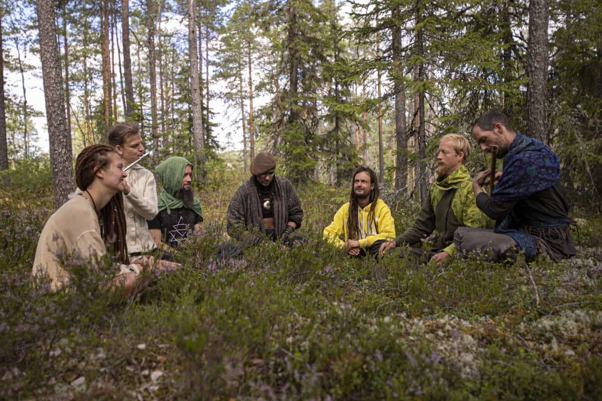 Rainbow-yhteisön leiriläiset soittavat ja jammailevat metsässä