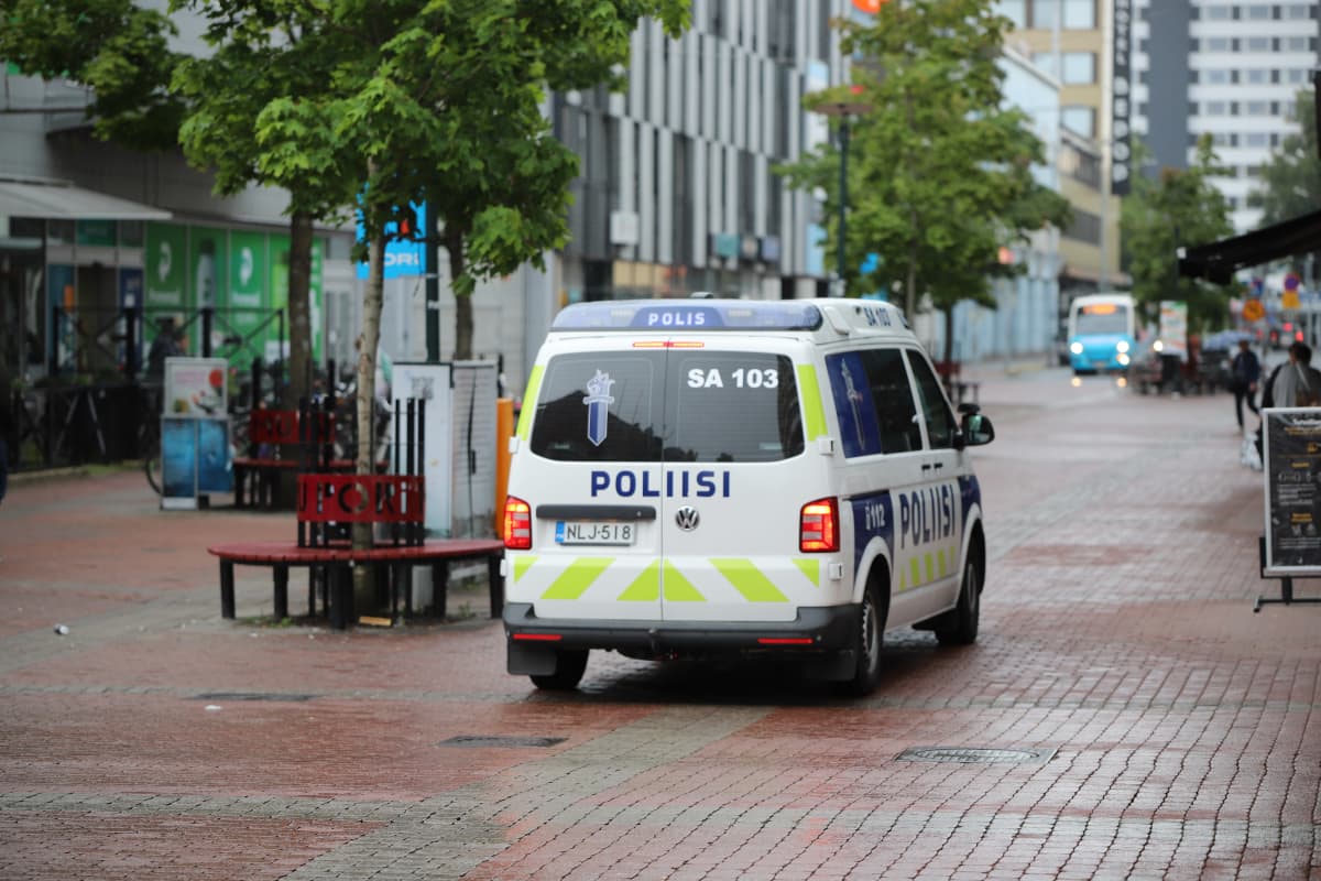 Poliisiauto Porin kävelykadulla.