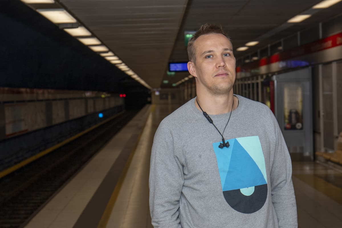 Mies metrolaiturilla.