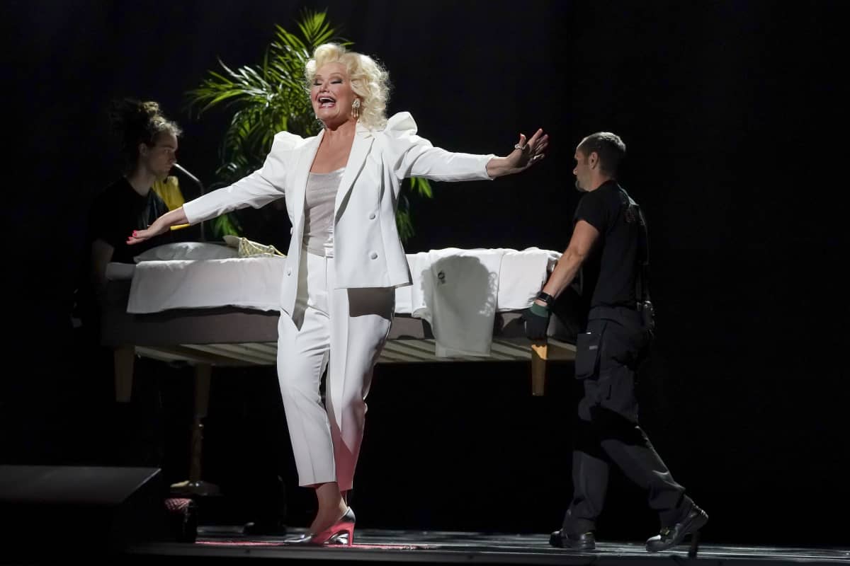 Karita Mattila Covid fan tutte -esityksen harjoituksissa