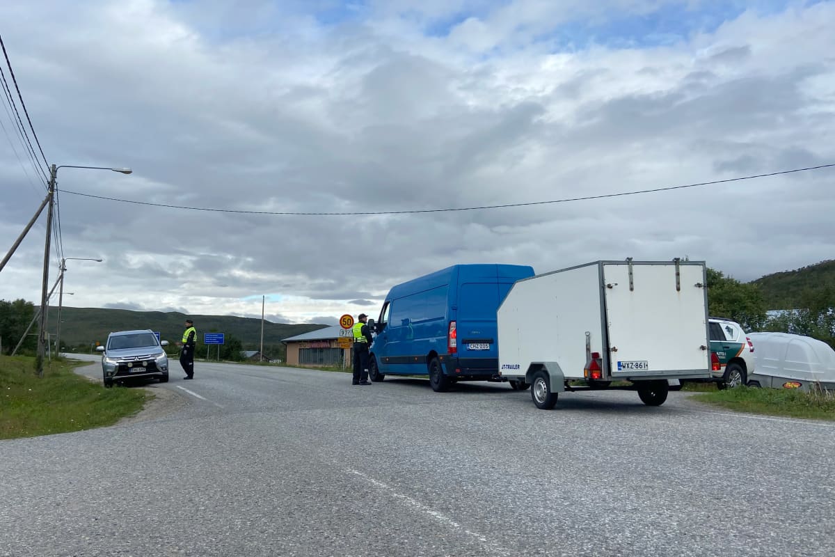 Rajavartijat tarkastavat liikennettä Suomen ja Norjan rajalla Nuorgamissa.