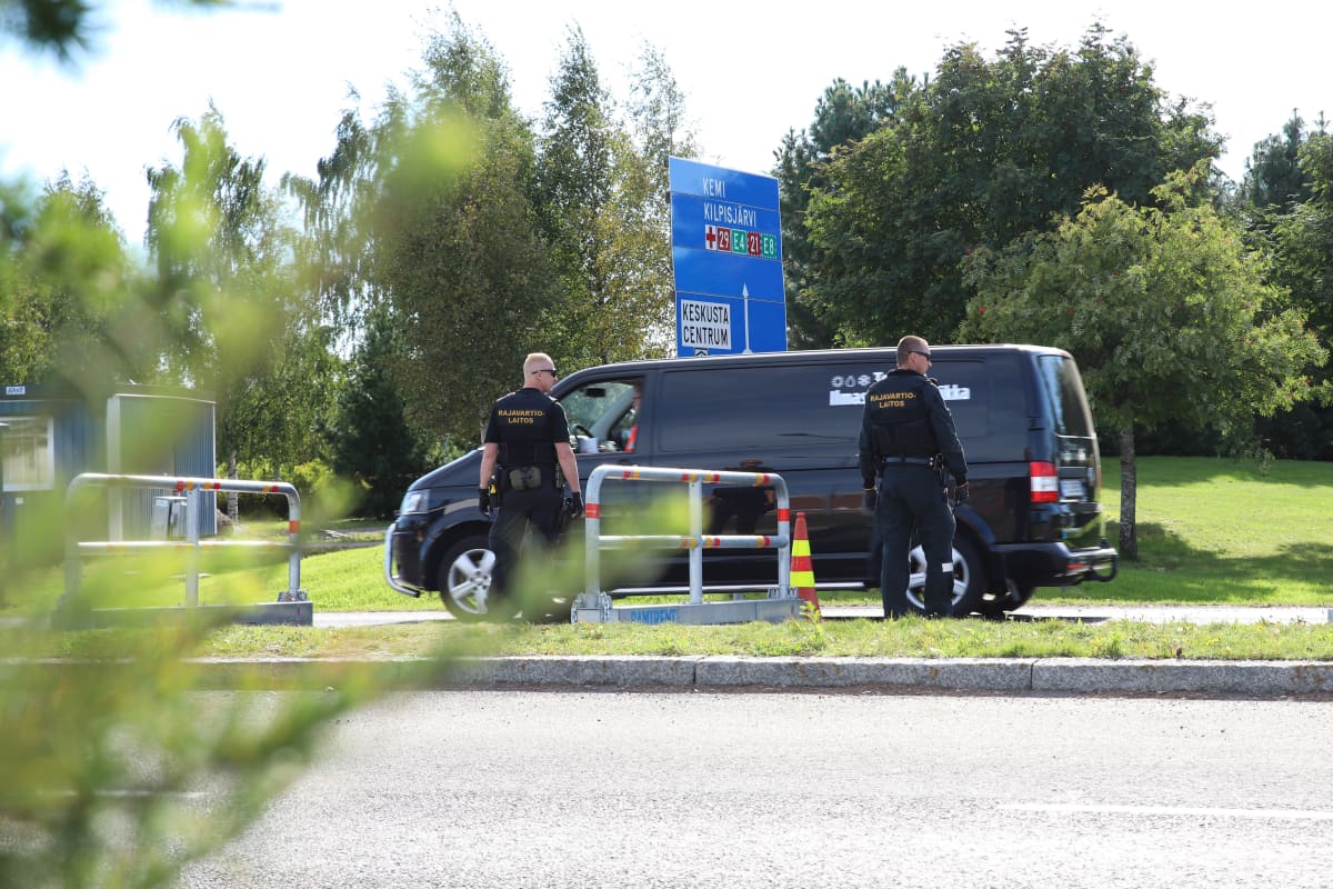 Rajavartijoita tarkastamassa ajoneuvoa Torniossa.