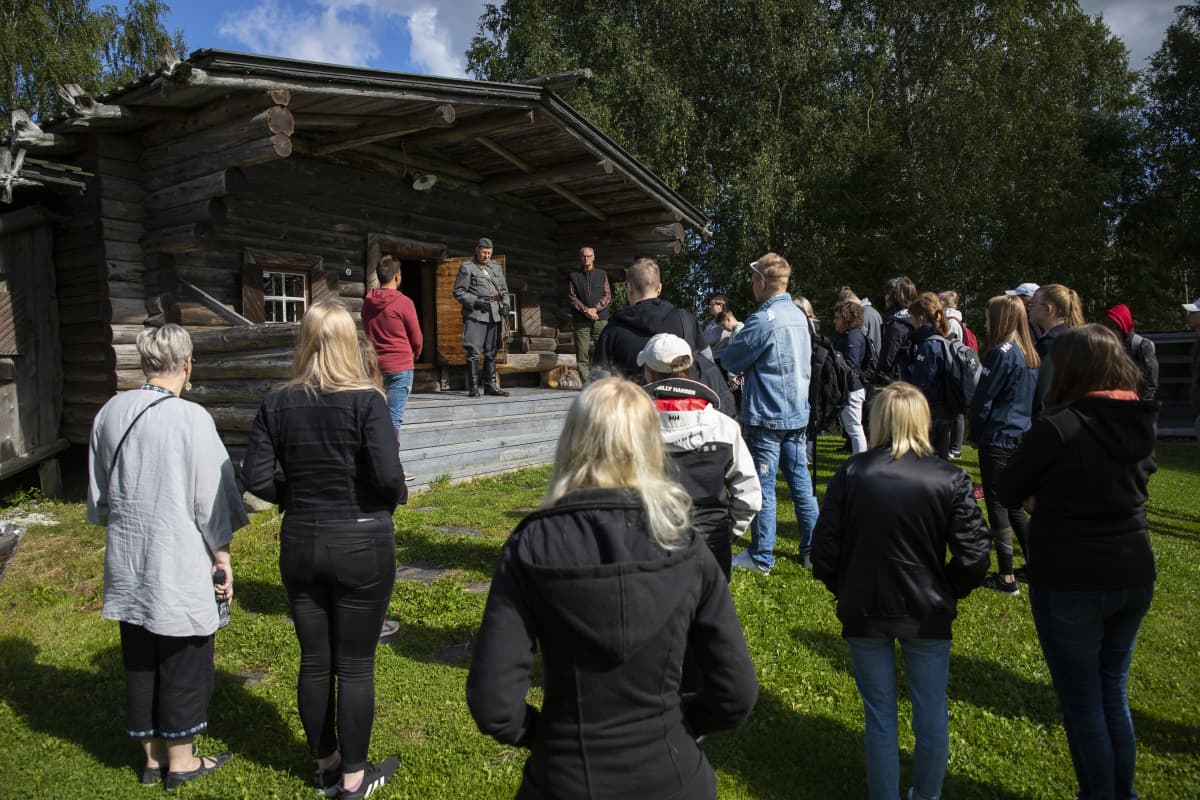 Ilomantsin lukiolaiset Rajakenraali Raappanan majassa