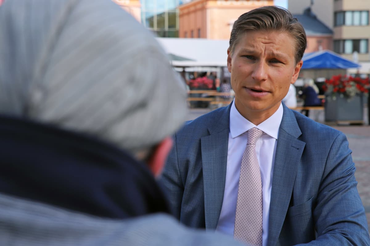 Antti Häkkänen keskustelee toimittajan kanssa Mikkelin torilla.