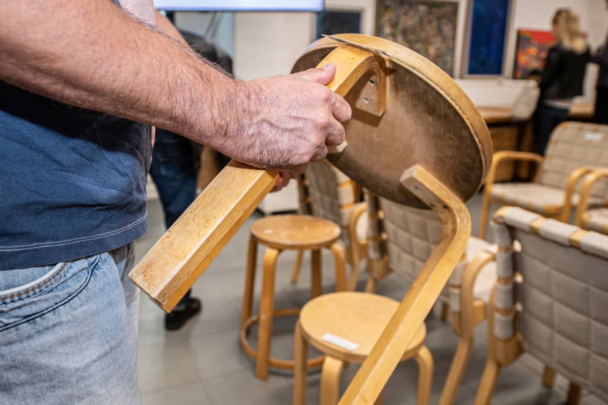Artek tuoleja huutokaupassa.