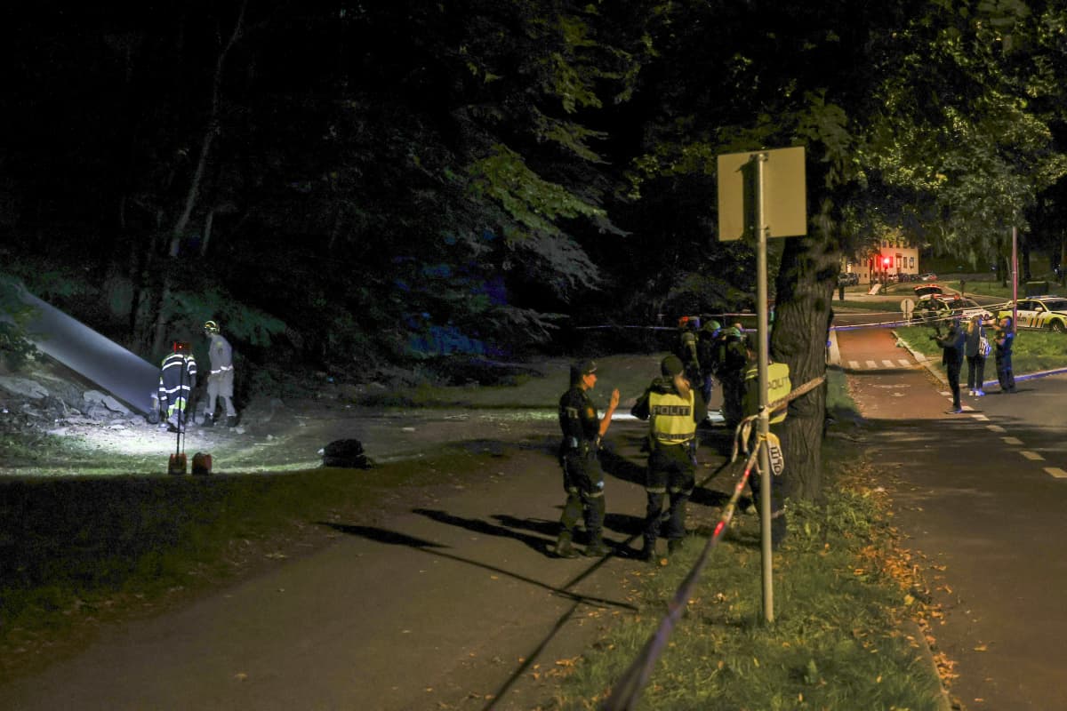Poliiseja ja pelastusviranomaisia bunkkerin ulkopuolella.