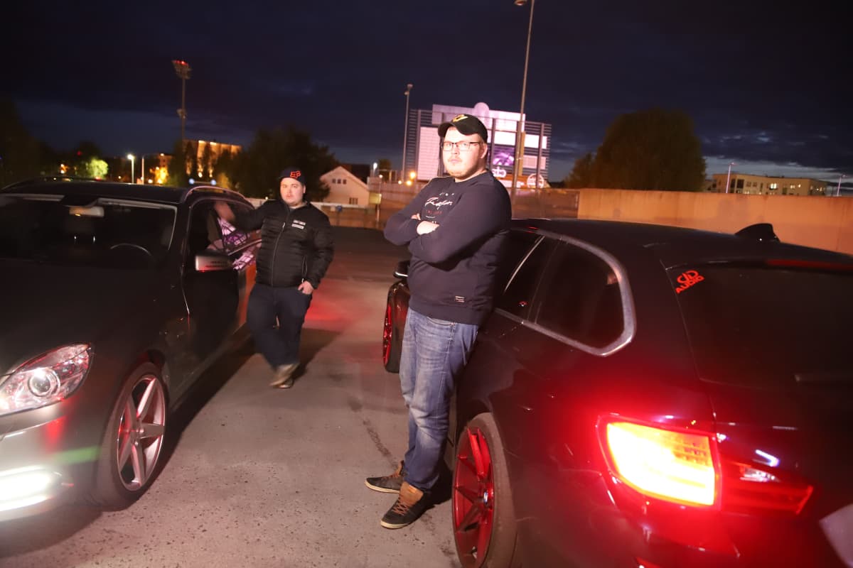 Juho-Matti Rova ja Teemu Posio tapaavat parkkihallin ylätasanteella.