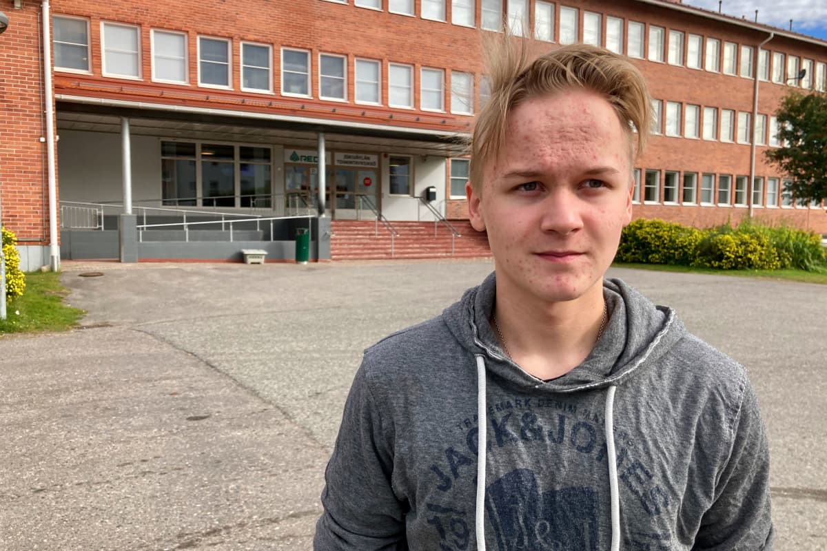 Pekka Korteniemi Rovaniemen koulutuskeskus REDUn pihalla.