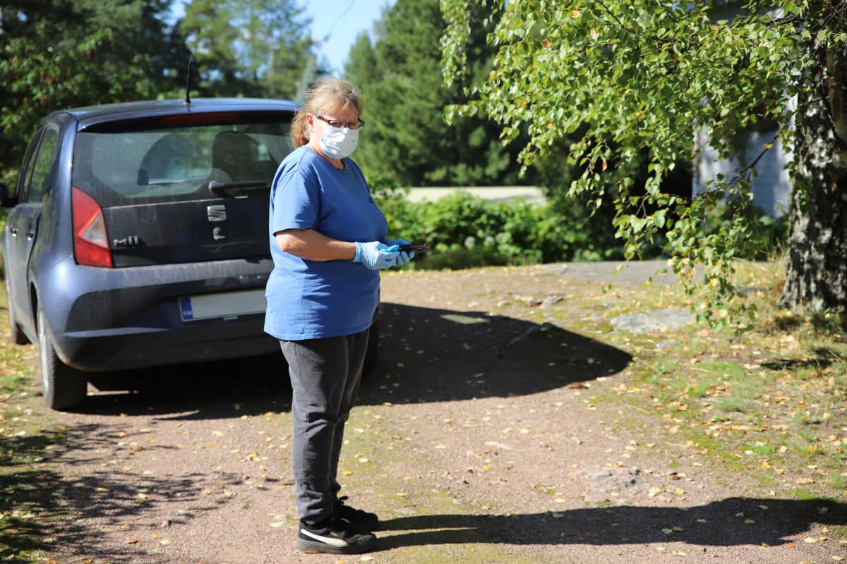 Perushoitaja Minna Kumpumäki kotihoitokäynnillä.