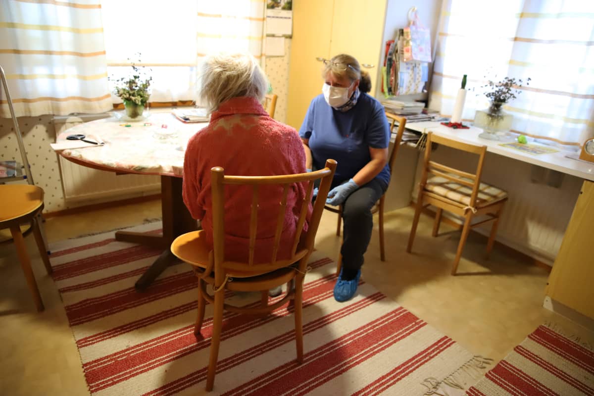 Perushoitaja Minna Kumpumäki kotihoitokäynnillä asiakkaan luona.