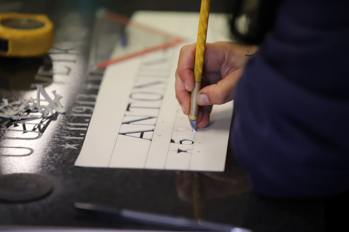 Kymen Kivipojat -yrityksen tilat entisen Voikkaan paperitehtaan tiloissa.