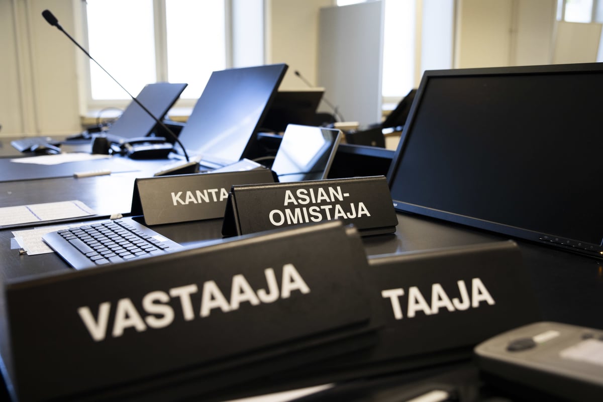 Oikeuden nimikointilaattoja pöydällä.