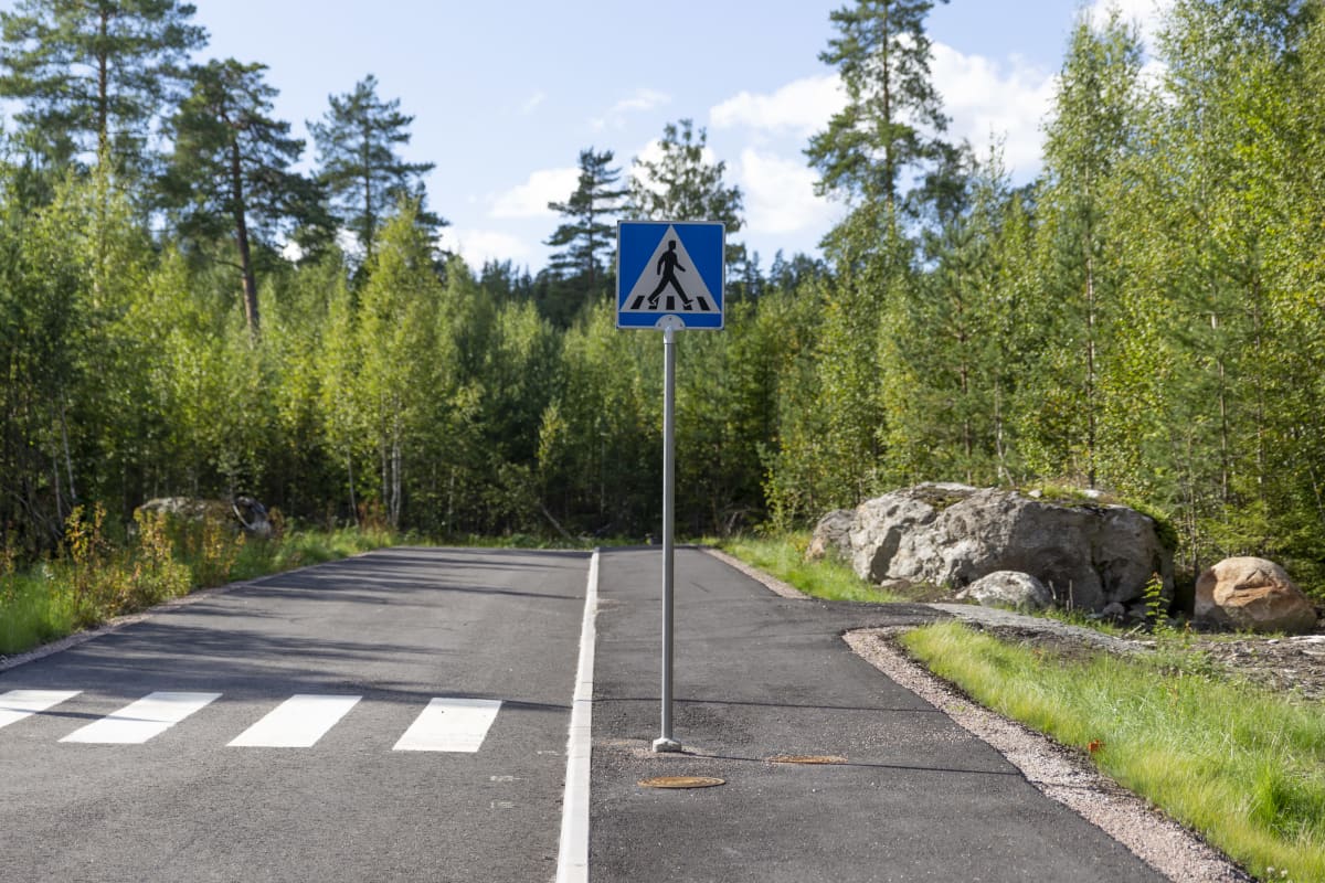 Autotie, suojatie ja kevyenliikenteen väylä odottavat käyttäjiä.