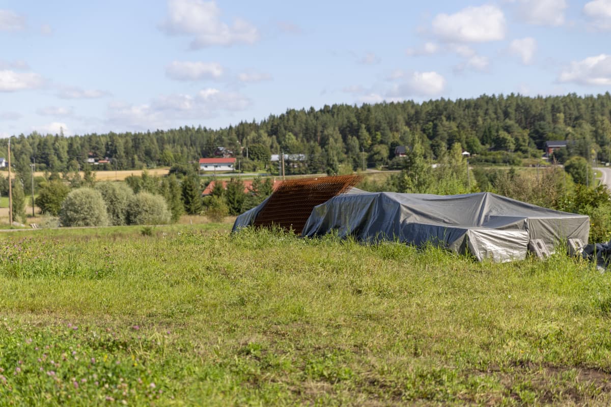 Rakennusmateriaalia odottamassa omakotitalon rakentamista.