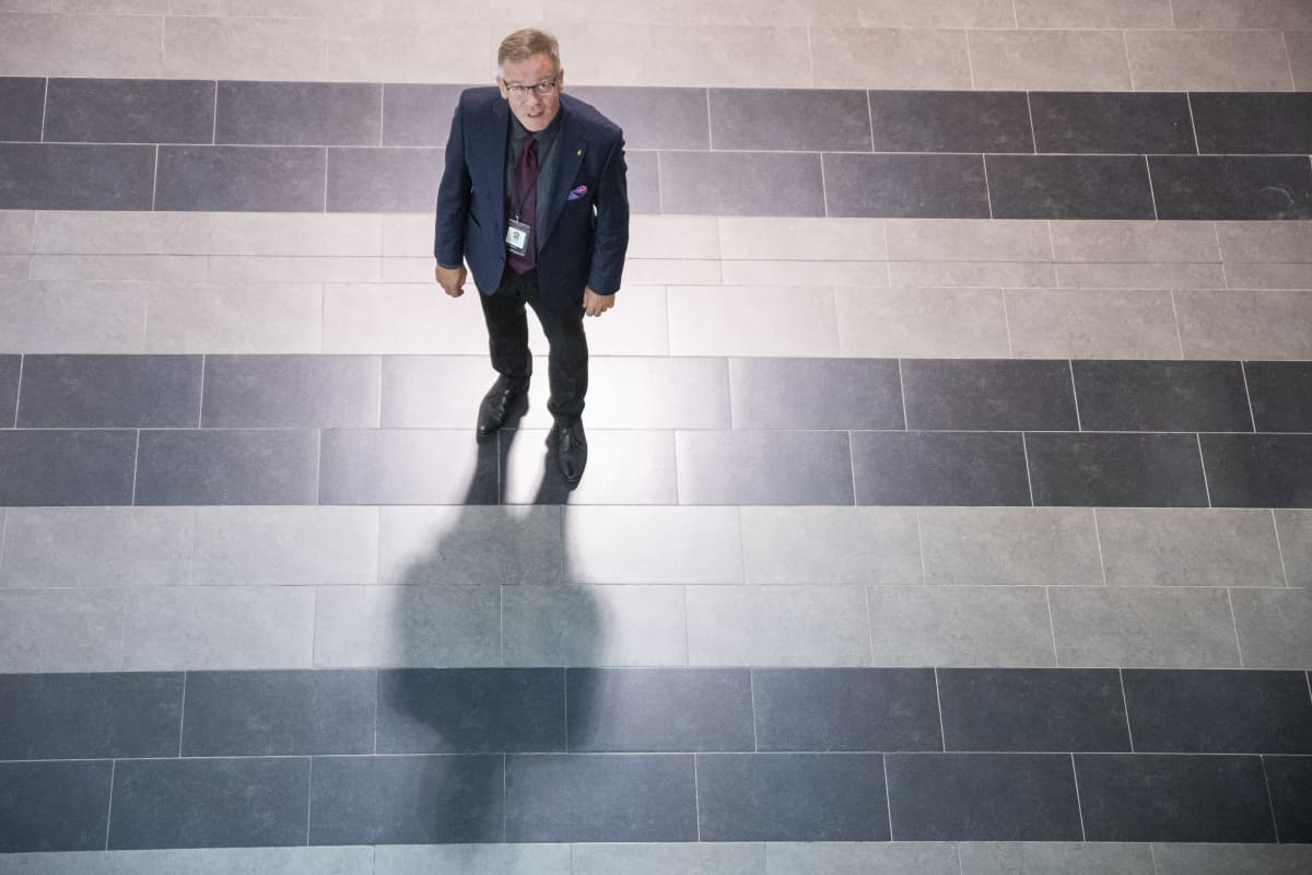 Savon koulutuskuntayhtymän johtaja Heikki Helve seisoo ja katsoo ylöspäin kameraan.