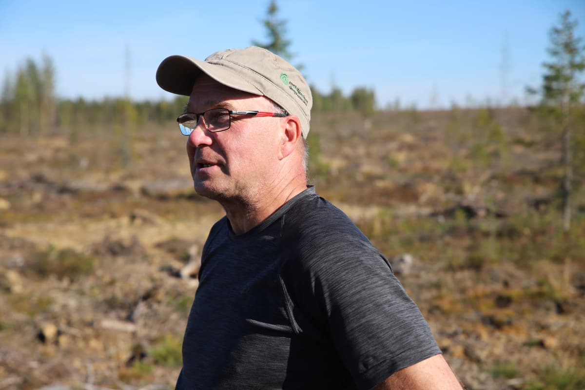 Metsäkeskusken metsäneuvoja Heikki Okkonen Savukoskella