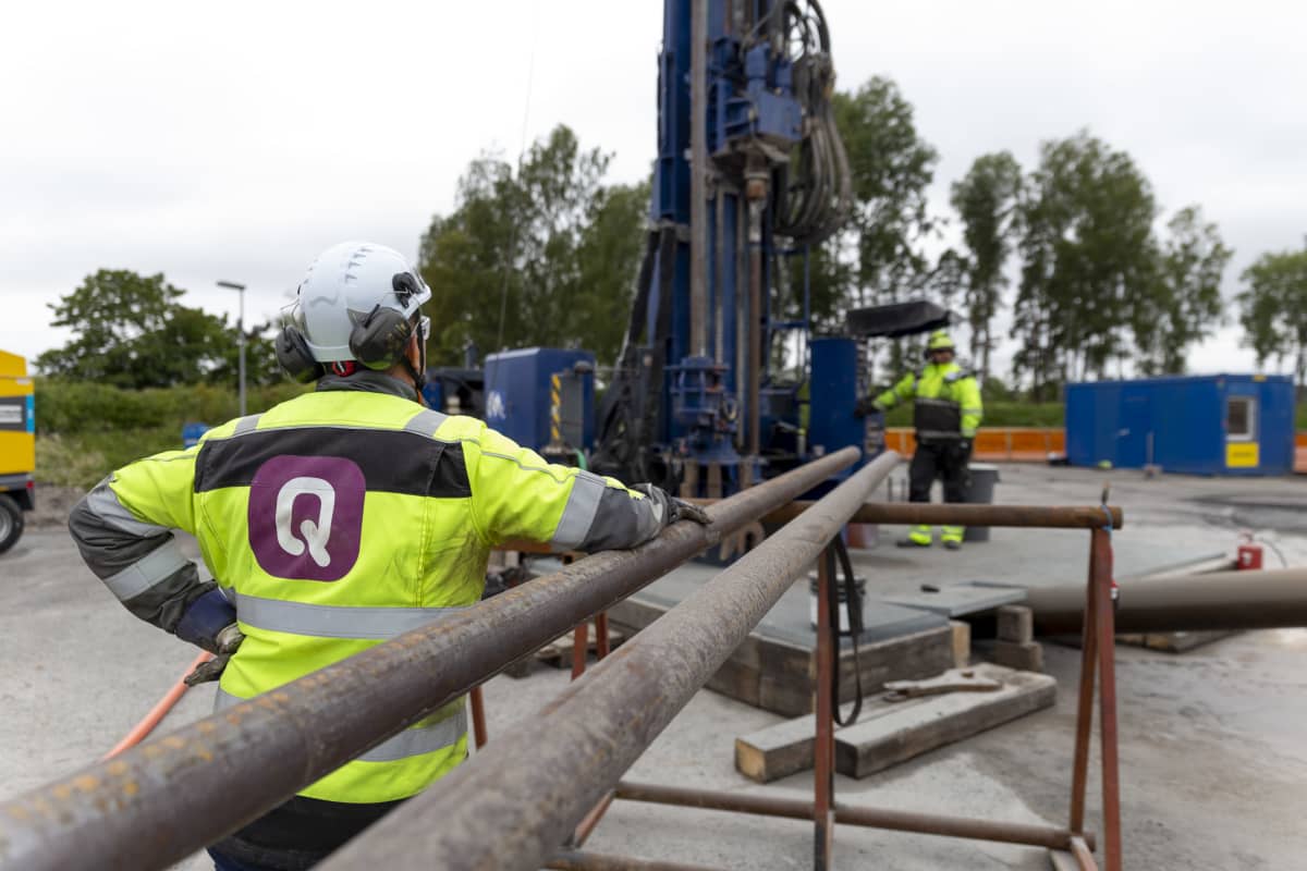 QHeatin teknologiajohtaja Rami Niemi seuraa porausten etenemistä Vantaan Varistossa.